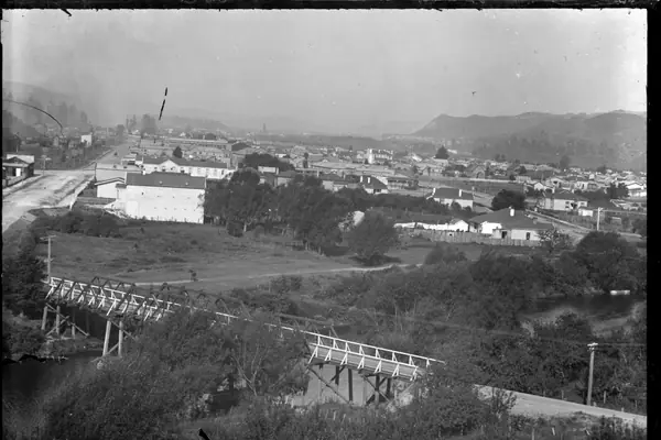 View of Taumarunui from above the road bridge over the Ongarue River. ATLIB 293238