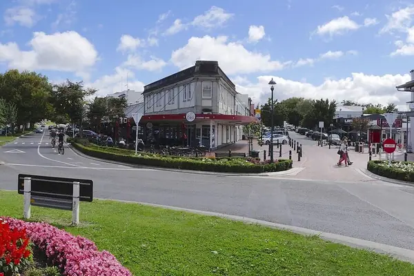 Central traffic circle, Cambridge, New Zealand