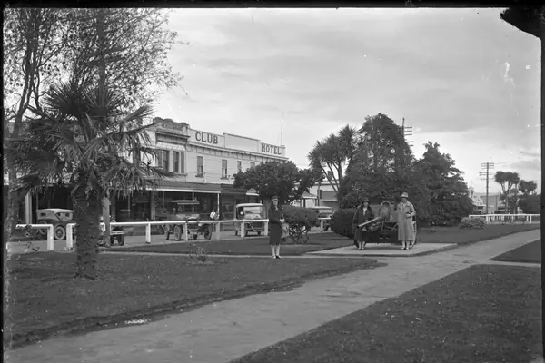 View of the main street in Pahiatua, showing the Club Hotel, 1929. ATLIB 295104